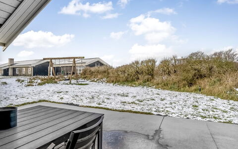 Iida - 100M from the Sea: Blauw, Struik, Verblijf, Groundcover, Tuin, Landgoed, Schaduw, Landscaping, Boerderij, Eco Hotel