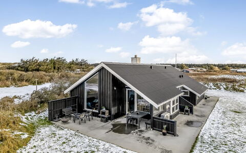 Iida - 100M from the Sea: Blauw, Struik, Verblijf, Groundcover, Tuin, Landgoed, Schaduw, Landscaping, Boerderij, Eco Hotel