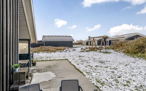 Iida - 100M from the Sea: Blauw, Struik, Verblijf, Groundcover, Tuin, Landgoed, Schaduw, Landscaping, Boerderij, Eco Hotel
