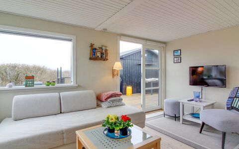 Edvia - 300M from the Sea: Meubilair, Interieur Ontwerp, Flooring, Hout, Verdieping, Plafond, Houten Vloer, Stoel, Tafel, Verlichting