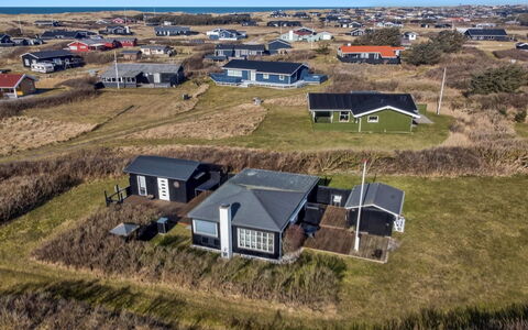 Edvia - 300M from the Sea: Meubilair, Interieur Ontwerp, Flooring, Hout, Verdieping, Plafond, Houten Vloer, Stoel, Tafel, Verlichting