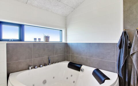 Serey - 1.4Km from the Sea: Loodgieterswerkinrichting, Flooring, Badkamer, Bad, Verdieping, Interieur Ontwerp, Plafond, Kraan, Loodgieter, Samengesteld Materiaal