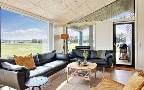 Serey - 1.4Km from the Sea: Woonkamer, Plafond, Bankstel, Houten Vloer, Hardwood, Stoel, Koffietafel, Lichte Inrichting