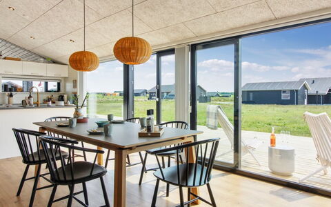 Serey - 1.4Km from the Sea: Keuken En Eettafel, Eetkamer, Stoel, Natuurlijk Materiaal, Hardwood, Buitentafel, Plank, Multiplex, Timmerhout, Houten Vloer