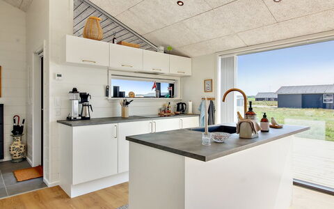 Serey - 1.4Km from the Sea: Keuken, Flooring, Countertop, Verdieping, Plafond, Interieur Ontwerp, Toestel Van De Keuken, Cabinetry, Meubilair, Huishoudapparatuur