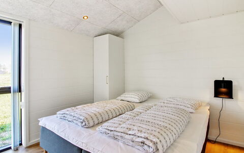 Serey - 1.4Km from the Sea: Plafond, Flooring, Verdieping, Slaapkamer, Kamer, Bed Frame, Bed, Bedding, Hardwood, Laken