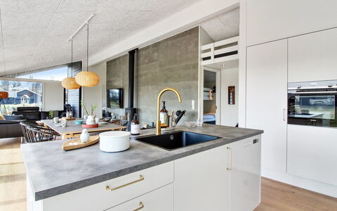 Serey - 1.4Km from the Sea: Keuken, Countertop, Flooring, Meubilair, Interieur Ontwerp, Hout, Verdieping, Plafond, Cabinetry, Toestel Van De Keuken