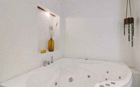 Maiti - 300M from the Sea: Bad, Muur, Interieur Ontwerp, Loodgieterswerkinrichting, Badkamer, Flooring, Plafond, Verlichting, Verdieping, Loodgieter