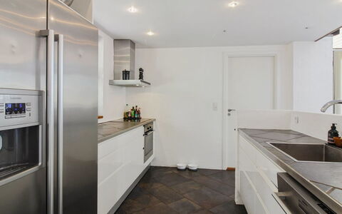 Maiti - 300M from the Sea: Countertop, Keuken, Flooring, Interieur Ontwerp, Toestel Van De Keuken, Cabinetry, Verdieping, Hout, Major Appliance, Plafond