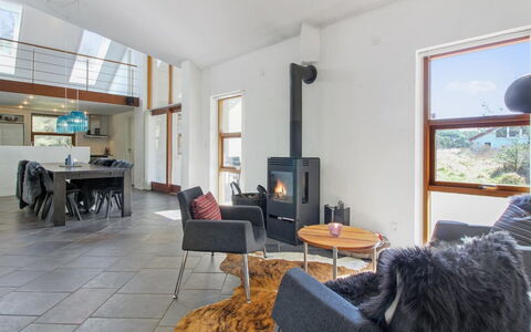 Maiti - 300M from the Sea: Flooring, Hout, Meubilair, Interieur Ontwerp, Verdieping, Plafond, Woonkamer, Bankstel, Kamer, Huis