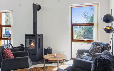 Maiti - 300M from the Sea: Hout, Flooring, Verdieping, Houtkachel, Houten Vloer, Haard, Woonkamer, Hardwood, Beits, Stoel