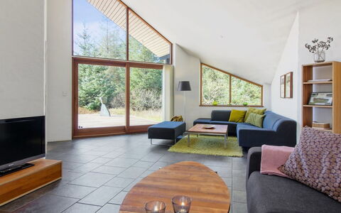 Maiti - 300M from the Sea: Interieur Ontwerp, Flooring, Bankstel, Verdieping, Meubilair, Plafond, Woonkamer, Kamer, Huis