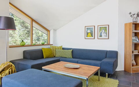 Maiti - 300M from the Sea: Meubilair, Interieur Ontwerp, Bankstel, Flooring, Verdieping, Hout, Woonkamer, Plafond, Huis, Kamer
