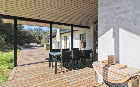 Maiti - 300M from the Sea: Hout, Houten Vloer, Architectuur, Hardwood, Plank, Huis, Dek, Veranda, Verdieping, Samengesteld Materiaal