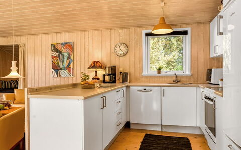Anelisa - 1.2Km from the Sea: Keuken, Toestel Van De Keuken, Hout, Countertop, Interieur Ontwerp, Flooring, Major Appliance, Meubilair, Plafond, Cabinetry