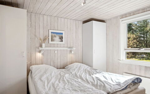 Anelisa - 1.2Km from the Sea: Slaapkamer, Hout, Bed, Interieur Ontwerp, Plafond, Laken, Bedding, Flooring, Verdieping, Meubilair