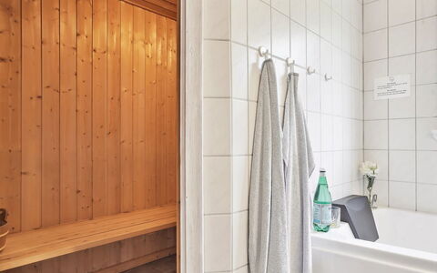 Anelisa - 1.2Km from the Sea: Hout, Flooring, Verdieping, Interieur Ontwerp, Kamer, Loodgieter, Loodgieterswerkinrichting, Tegel, Badkamer, Beits