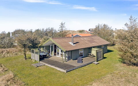 Tianna - 500M from the Sea: Dak, Huis, Deur, Verblijf, Schaduw, Siding, Werf, Landgoed, Backyard