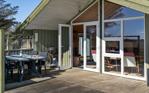 Tianna - 500M from the Sea: Dak, Huis, Deur, Verblijf, Schaduw, Siding, Werf, Landgoed, Backyard