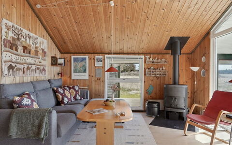 Tianna - 500M from the Sea: Dak, Huis, Deur, Verblijf, Schaduw, Siding, Werf, Landgoed, Backyard