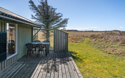 Tianna - 500M from the Sea: Dak, Huis, Deur, Verblijf, Schaduw, Siding, Werf, Landgoed, Backyard