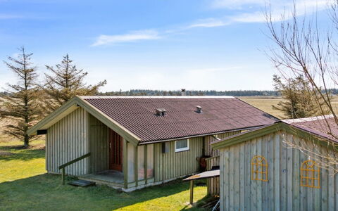 Tianna - 500M from the Sea: Dak, Huis, Deur, Verblijf, Schaduw, Siding, Werf, Landgoed, Backyard