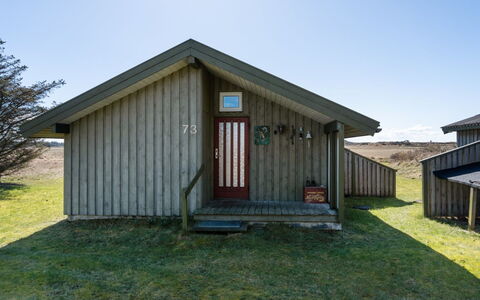 Tianna - 500M from the Sea: Dak, Huis, Deur, Verblijf, Schaduw, Siding, Werf, Landgoed, Backyard
