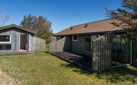 Tianna - 500M from the Sea: Dak, Huis, Deur, Verblijf, Schaduw, Siding, Werf, Landgoed, Backyard