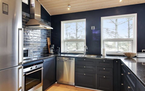 Heraldina - 1Km from the Sea: Keuken, Countertop, Flooring, Interieur Ontwerp, Hout, Toestel Van De Keuken, Cabinetry, Plafond, Verdieping, Meubilair
