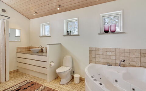 Heraldina - 1Km from the Sea: Flooring, Interieur Ontwerp, Verdieping, Loodgieterswerkinrichting, Muur, Badkamer, Plafond, Hout, Loodgieter, Kamer