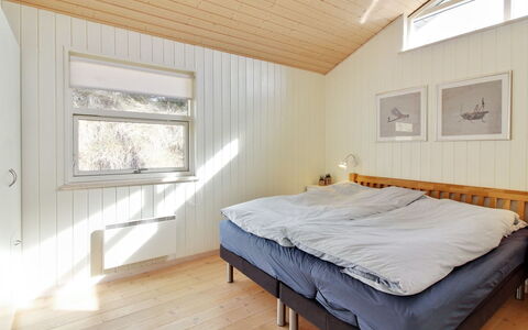 Heraldina - 1Km from the Sea: Hout, Slaapkamer, Interieur Ontwerp, Plafond, Bed, Verdieping, Flooring, Laken, Bedding, Kamer