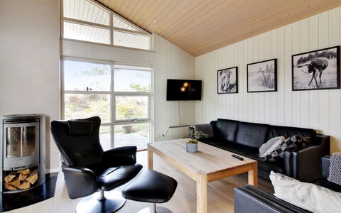 Heraldina - 1Km from the Sea: Interieur Ontwerp, Flooring, Hout, Plafond, Woonkamer, Bankstel, Verdieping, Meubilair, Kamer, Verlichting