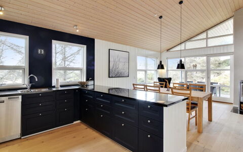 Heraldina - 1Km from the Sea: Hout, Flooring, Plafond, Houten Vloer, Interieur Ontwerp, Countertop, Cabinetry, Verdieping, Meubilair, Keuken