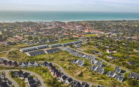 Kaapo - 1Km from the Sea: Meubilair, Interieur Ontwerp, Stoel, Flooring, Tafel, Toevlucht, Verdieping, Plafond, Kamer, Eco Hotel