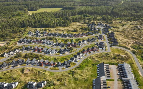 Kaapo - 1Km from the Sea: Meubilair, Interieur Ontwerp, Stoel, Flooring, Tafel, Toevlucht, Verdieping, Plafond, Kamer, Eco Hotel