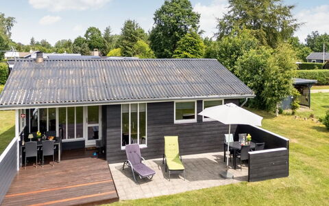 Stygge - 300M from the Sea: Hout, Dak, Huis, Huis, Verblijf, Dek, Schaduw, Siding, Werf, Tuin