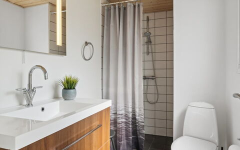 Stygge - 300M from the Sea: Flooring, Interieur Ontwerp, Loodgieterswerkinrichting, Verdieping, Hout, Wastafel In De Badkamer, Wastafel, Badkamerkast, Badkamer, Kraan