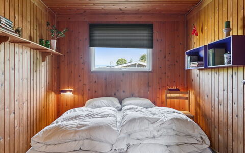 Stygge - 300M from the Sea: Interieur Ontwerp, Hout, Slaapkamer, Plafond, Flooring, Verdieping, Bed, Laken, Bedding, Verlichting