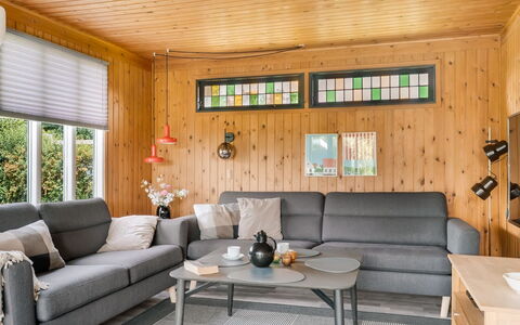 Stygge - 300M from the Sea: Meubilair, Interieur Ontwerp, Bankstel, Flooring, Hout, Woonkamer, Verdieping, Kamer, Plafond, Tafel