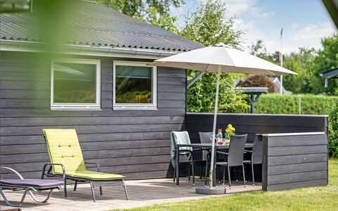 Stygge - 300M from the Sea: Hout, Buitenmeubels, Hardwood, Plank, Meubilair, Beits, Dek, Tuin, Schaduw, Buitentafel