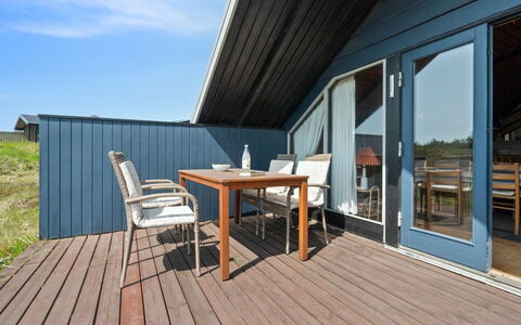 Henri - 500M from the Sea: Blauw, Struik, Verblijf, Groundcover, Tuin, Landgoed, Schaduw, Landscaping, Boerderij, Eco Hotel