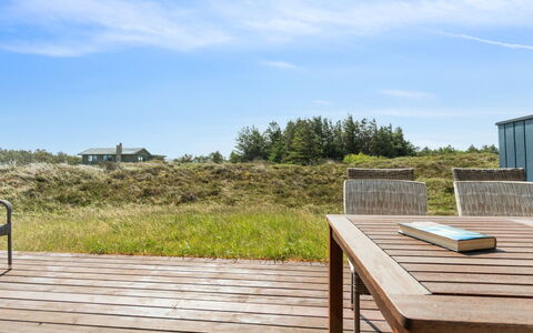 Henri - 500M from the Sea: Blauw, Struik, Verblijf, Groundcover, Tuin, Landgoed, Schaduw, Landscaping, Boerderij, Eco Hotel