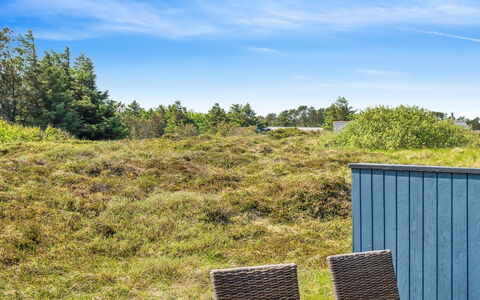 Henri - 500M from the Sea: Blauw, Struik, Verblijf, Groundcover, Tuin, Landgoed, Schaduw, Landscaping, Boerderij, Eco Hotel