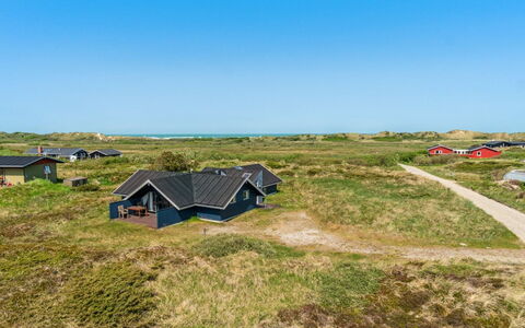 Henri - 500M from the Sea: Blauw, Struik, Verblijf, Groundcover, Tuin, Landgoed, Schaduw, Landscaping, Boerderij, Eco Hotel