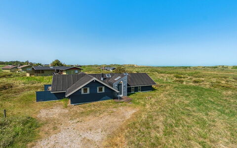 Henri - 500M from the Sea: Blauw, Struik, Verblijf, Groundcover, Tuin, Landgoed, Schaduw, Landscaping, Boerderij, Eco Hotel