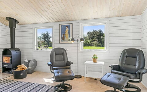 Thorsten - 500M from the Sea: Meubilair, Flooring, Hout, Interieur Ontwerp, Stoel, Verdieping, Woonkamer, Houten Vloer, Huis, Kamer