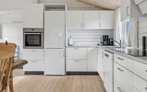 Thorsten - 500M from the Sea: Keuken, Countertop, Toestel Van De Keuken, Flooring, Hout, Major Appliance, Interieur Ontwerp, Cabinetry, Plafond, Wastafel