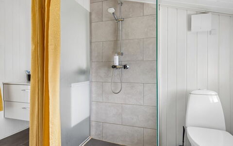 Thorsten - 500M from the Sea: Flooring, Loodgieterswerkinrichting, Muur, Verdieping, Badkamer, Interieur Ontwerp, Toilet, Loodgieter, Plafond, Tegel