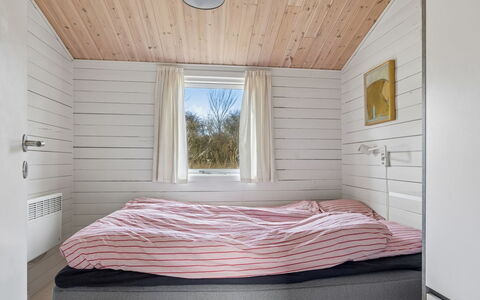 Thorsten - 500M from the Sea: Hout, Verdieping, Flooring, Slaapkamer, Interieur Ontwerp, Plafond, Bed, Huis, Kamer, Bedding