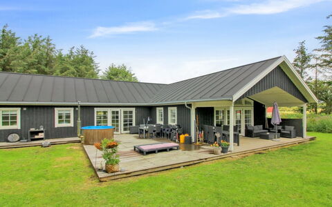 Hela - 1.4Km from the Sea: Huis, Huis, Deur, Dak, Verblijf, Landgoed, Tuin, Schaduw, Siding, Werf